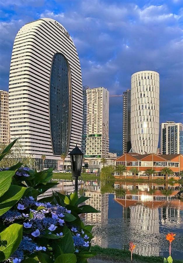 Alliance Palace Batumi Exterior photo Residential buildings in the city
