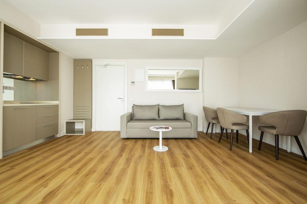 Alliance Palace Batumi Exterior photo Laminate flooring