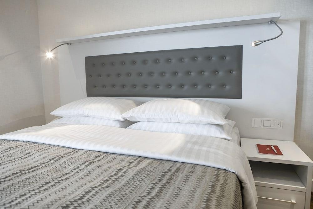 Alliance Palace Batumi Exterior photo A bed with a headboard