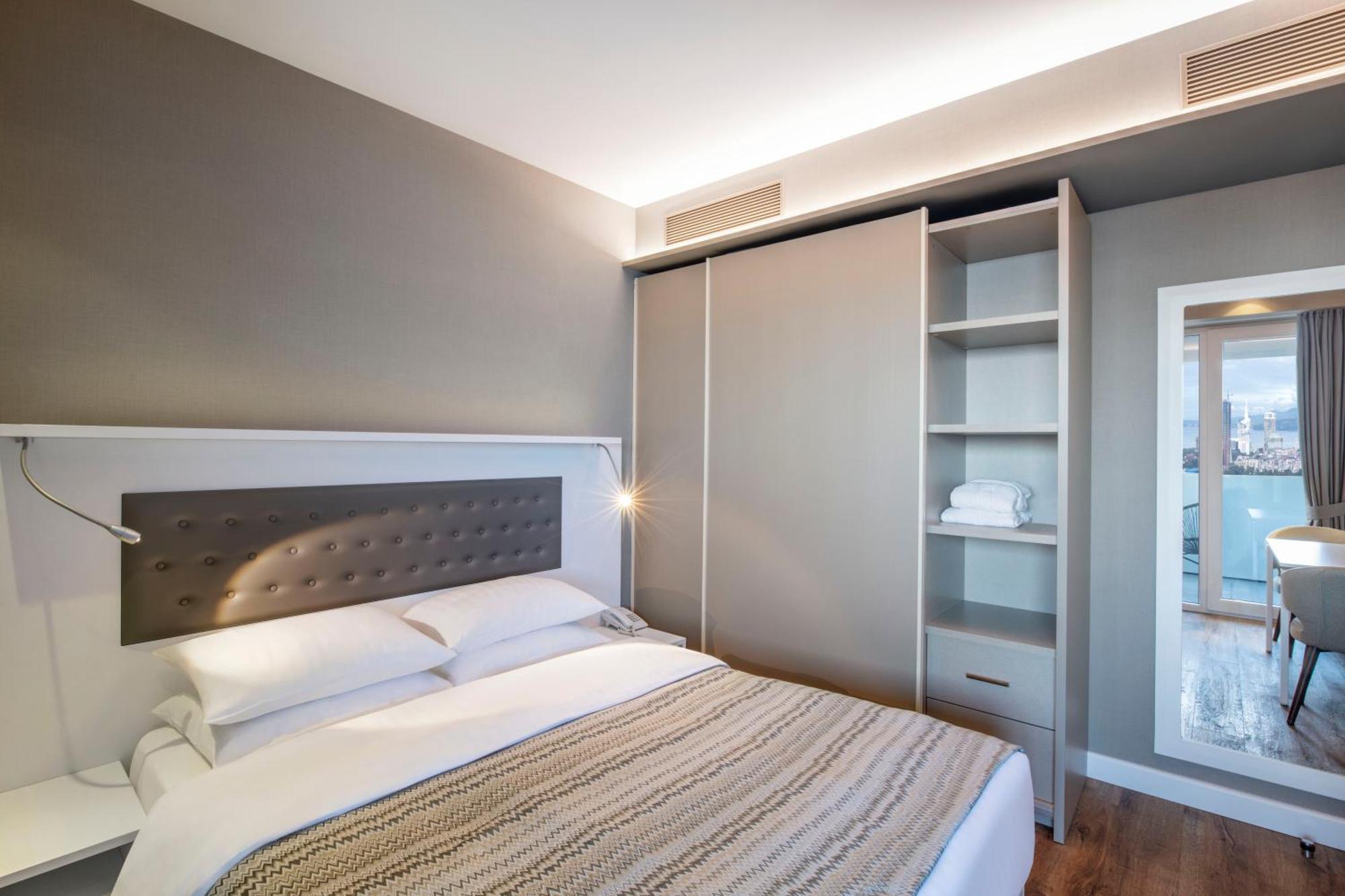 Alliance Palace Batumi Exterior photo A bedroom at the hotel