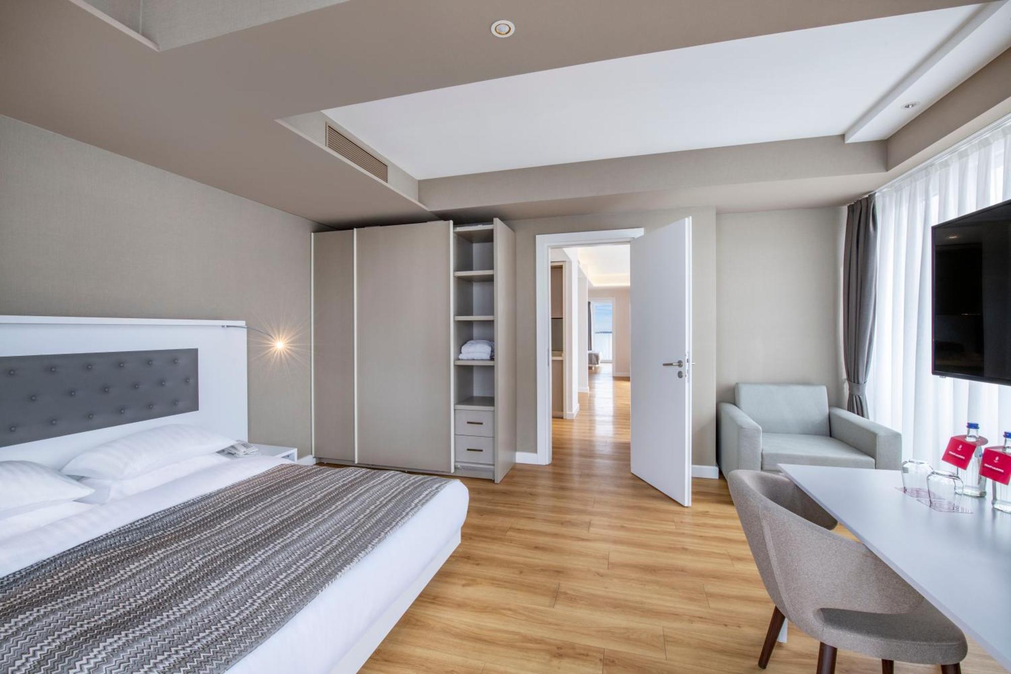 Alliance Palace Batumi Exterior photo A room at the hotel