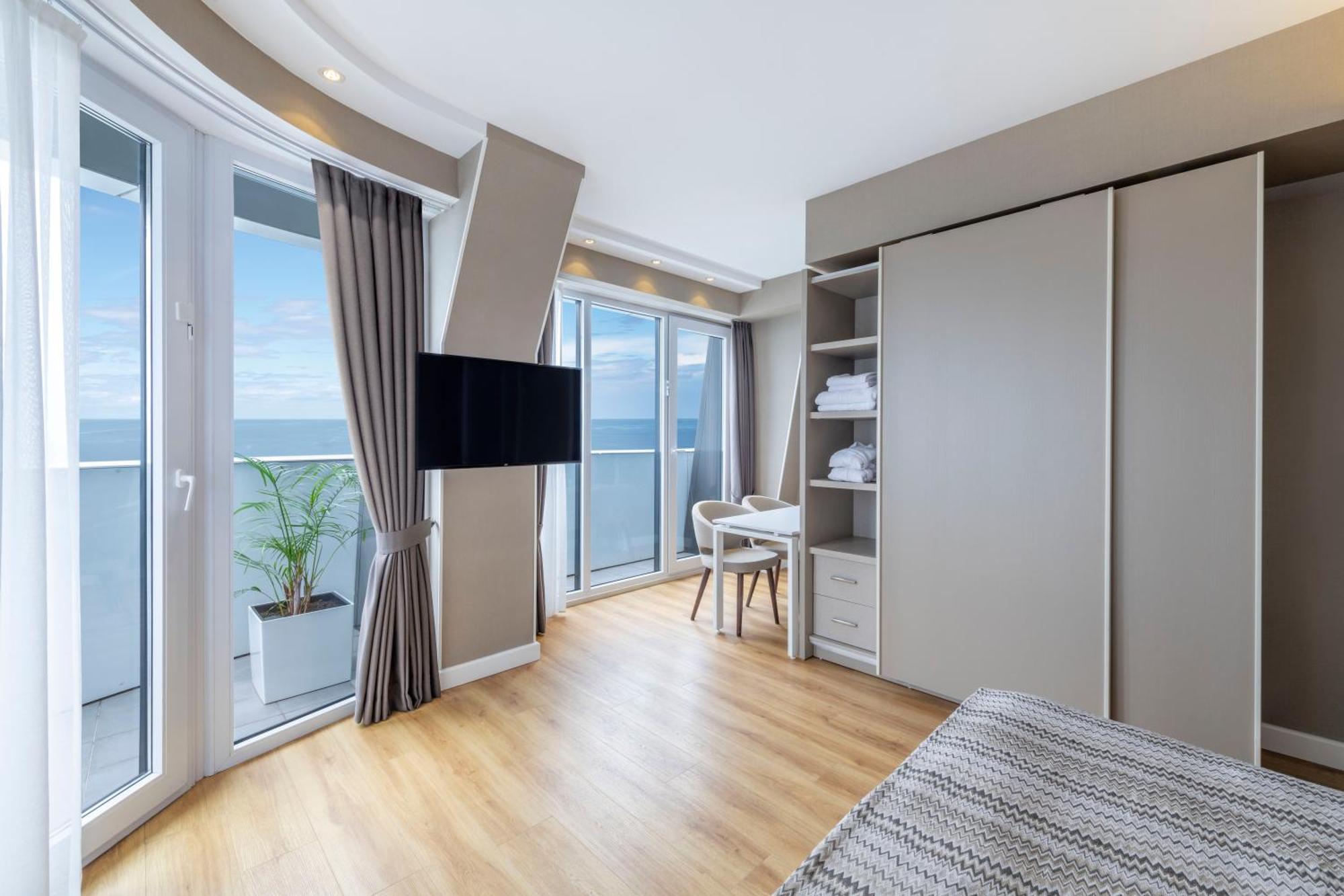 Alliance Palace Batumi Exterior photo A bedroom at the complex