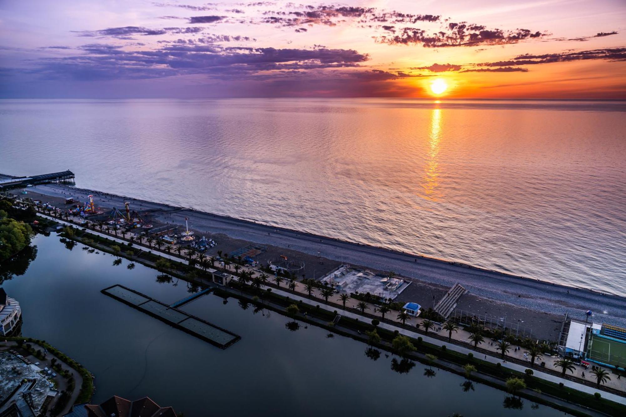 Alliance Palace Batumi Exterior photo Aerial view of the beach at the resort